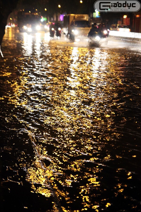 Nước mưa dâng đầy cả mặt đường